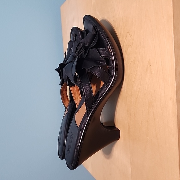 BORN Flower Black Leather Sandals, Size 7 - Picture 3 of 10